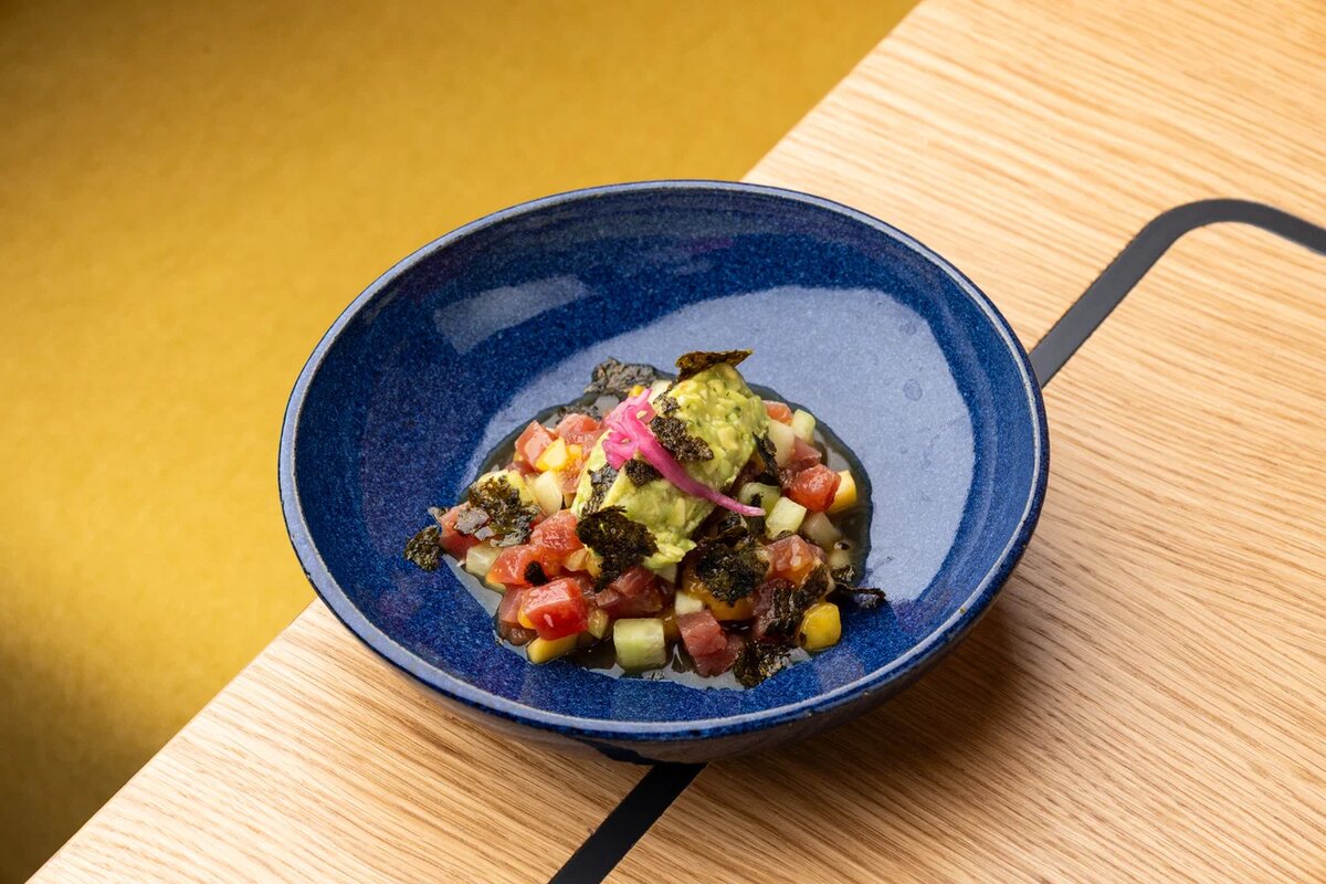 Идеальное начало вечера: тартар из копчёного угря и бокал белого вина.