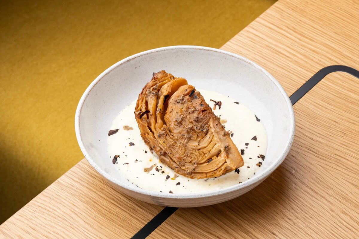 вощное откровение: стейк из капусты, который изменит ваше представление о вегетарианских блюдах.