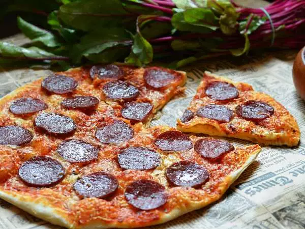 Мама и дети. Пицца и пирожное колбаска