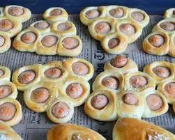 Мама и дети. Сосиска - елка