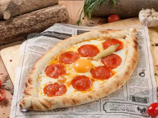 Мама и дети. Пицца-хачапури и пирожное колбаска