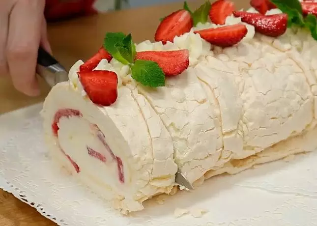 Меренговый рулет и лимонные мадлены