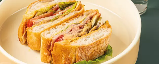 Чиабатта с тамбовским окороком и беконом