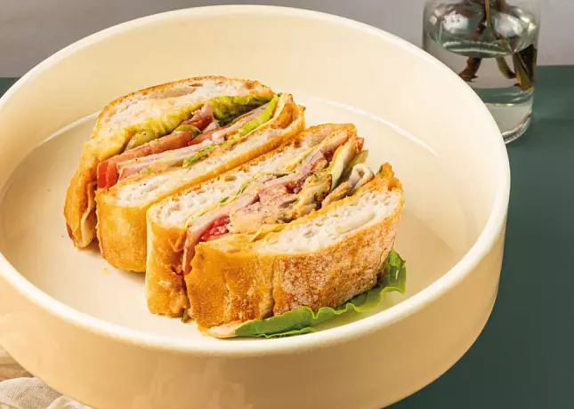 Чиабатта с тамбовским окороком и беконом