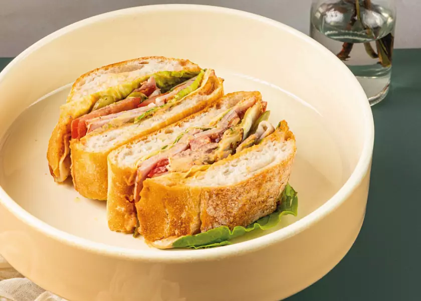 Чиабатта с тамбовским окороком и беконом