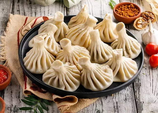 Есть хинкали, пить вино