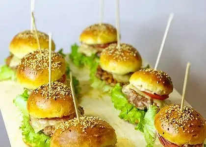 Мама и дети. Мини-шеф: мясные пончики и слойки-бургеры