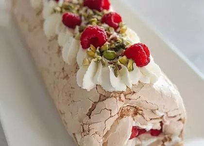 Тот самый меренговый рулет.