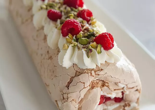 Тот самый меренговый рулет.