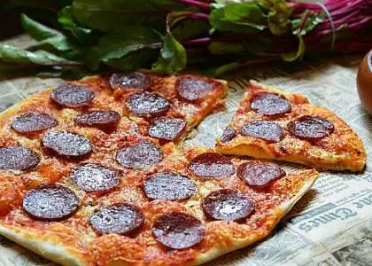 Мама и дети. Пицца и пирожное колбаска