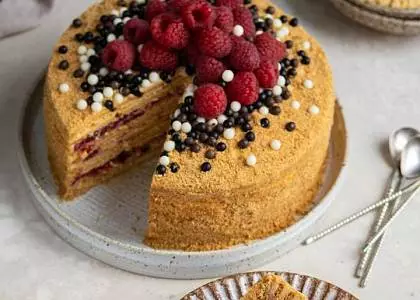 Сладкий класс. Торт "Мамин медовик" с медовыми сотами и малиной