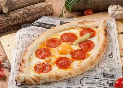 Мама и дети. Пицца-хачапури и пирожное колбаска