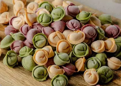  Мама и дети. Разноцветные пельмешки