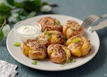 Семейный обед на даче у бабушки