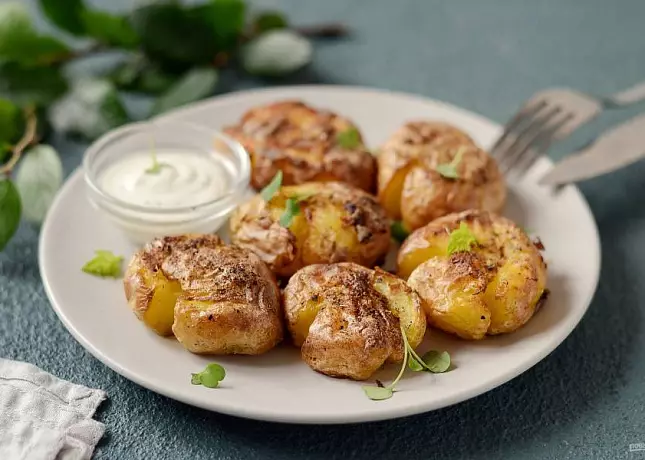 Семейный обед на даче у бабушки