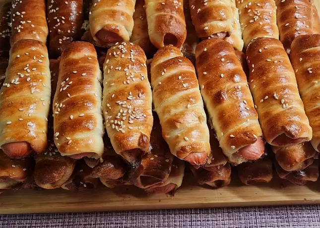 Мама и дети. Сосиски в тесте и сладкая пицца