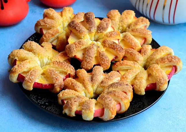 Мама и дети. Яблочные пончики и орешки