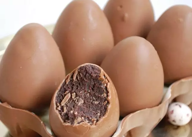 Пасхальный набор: кулич и шоколадные яйца